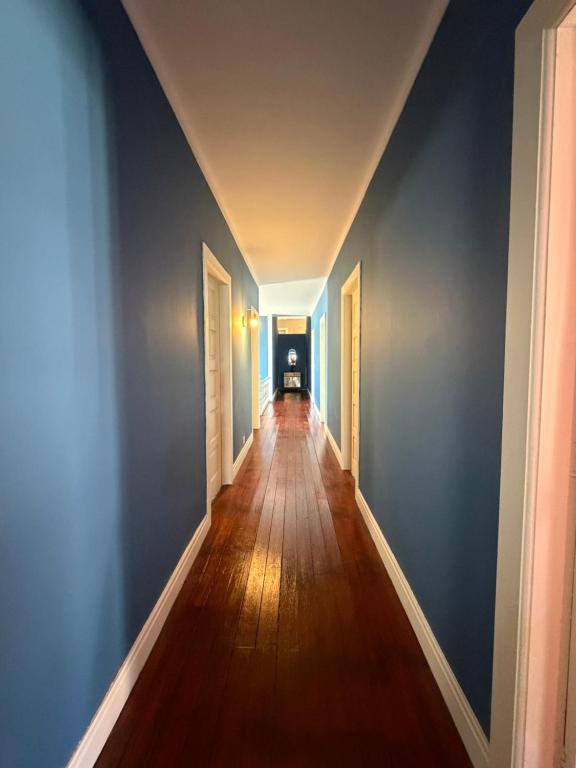 an empty hallway with blue walls and wooden floors at Imperial in Tamengos