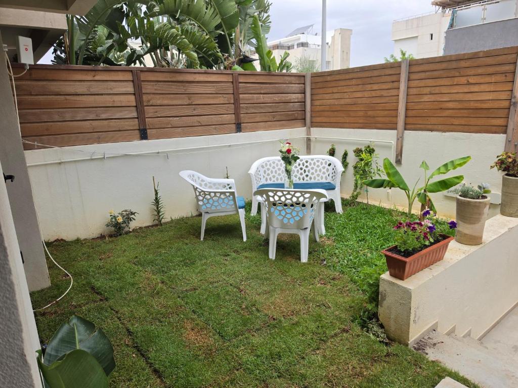 a patio with two chairs and a table in a yard at Mon jardin secret in La Marsa