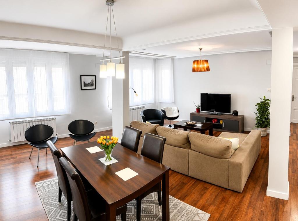 a living room with a couch and a table at Apartamento La Cava in Calahorra
