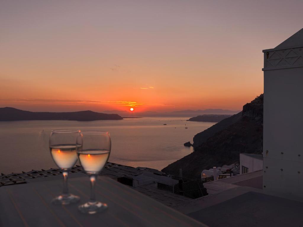 Tatakis Design Hotel With Rooftop Caldera Views