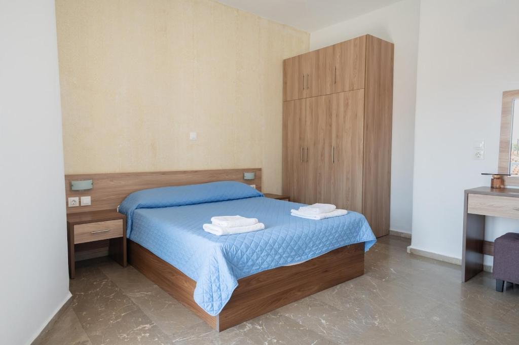a bedroom with a bed with two towels on it at Ser Rooms 05 in Petra