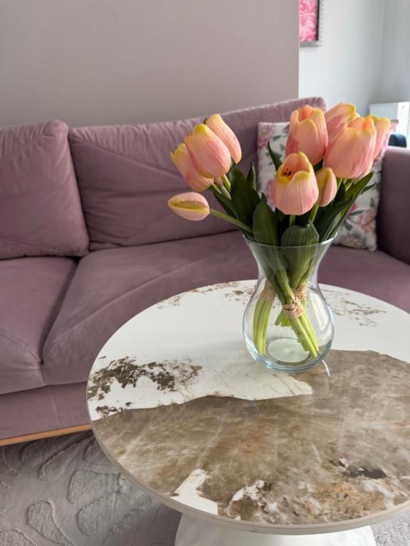 a vase of flowers sitting on a table at APARTAMENT TETRIS - CENTRUM - Garaż in Kielce
