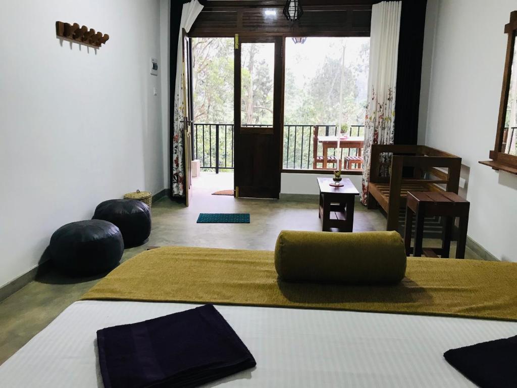a room with a room with a yoga mat on the floor at Breeze Blows Inn in Ella