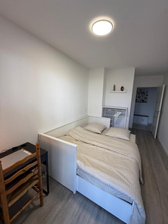 a bedroom with a large bed in a room at Une petite chambre jardin in Dijon