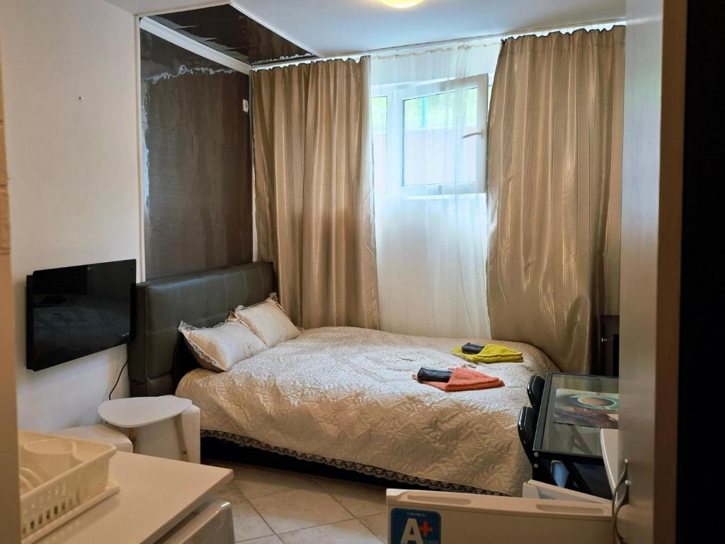 a small bedroom with a bed and a window at Peaceful Retreat at Sunset Resort Complex, Kosharitsa in Kosharitsa