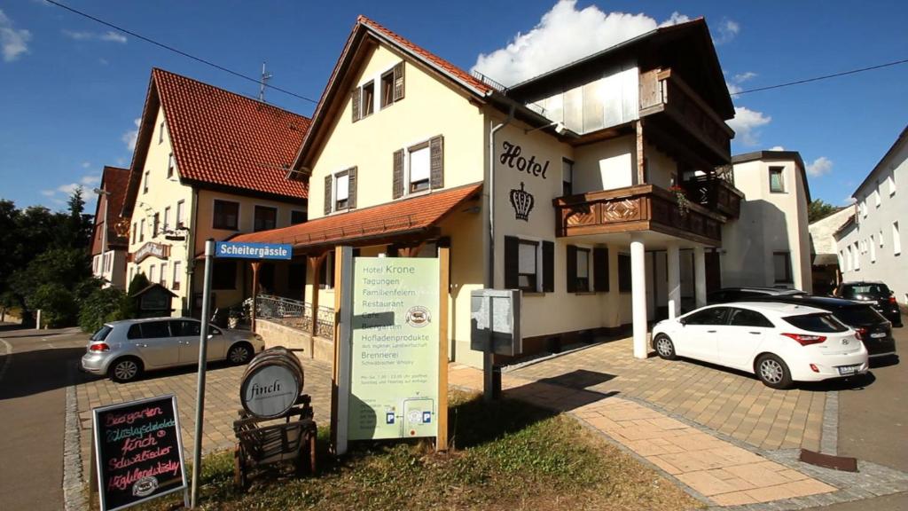 ein Gebäude mit einem Schild davor in der Unterkunft Hotel Krone in Nellingen