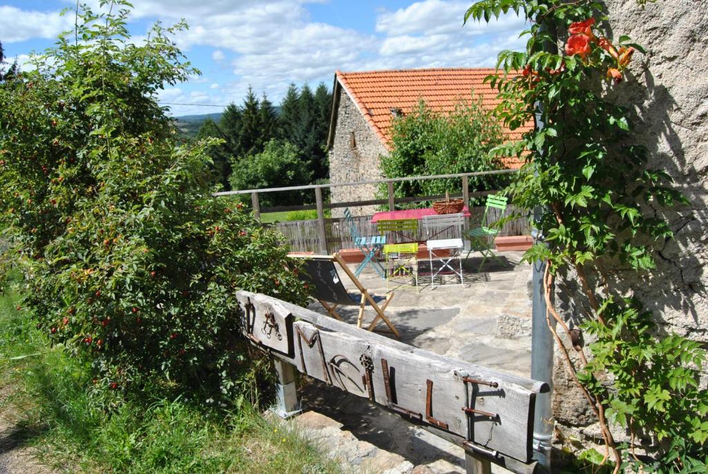 a wooden sign in front of a house at Gîte de la Meille in Chamalières-sur-Loire