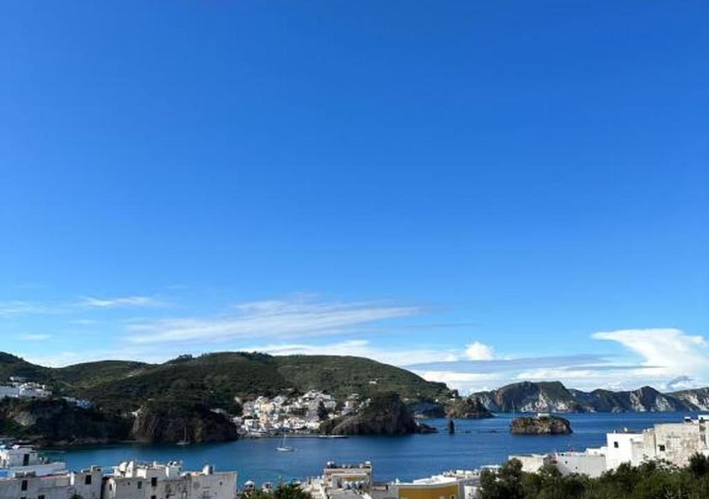 Blick auf ein Gewässer mit einer Stadt in der Unterkunft Agenzia Arcipelago Gary 2 in Ponza