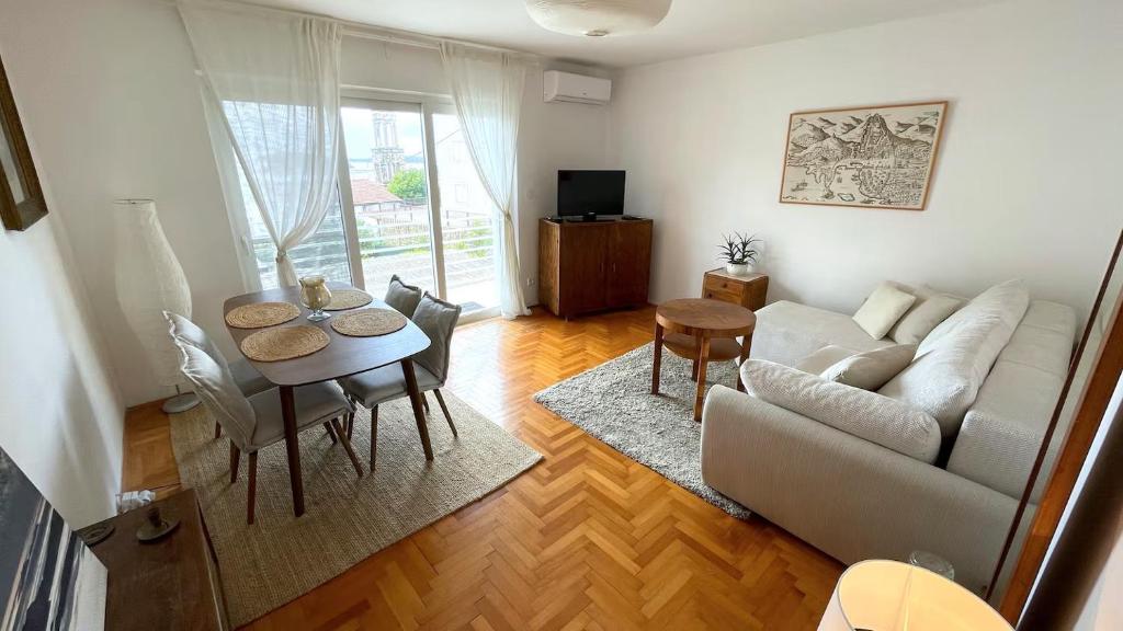 Vintage Apartment - Terrace & Sea View, 2 min from Old Town