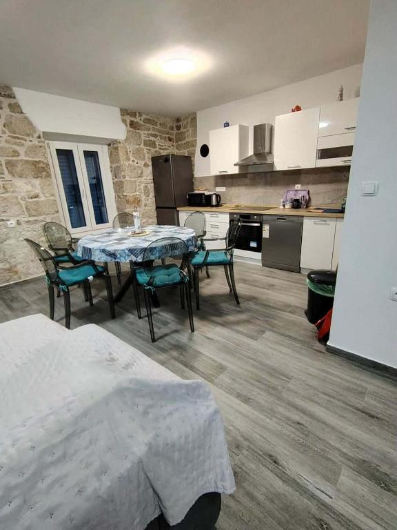 a room with a table and chairs and a kitchen at Yellow submarine in Olib