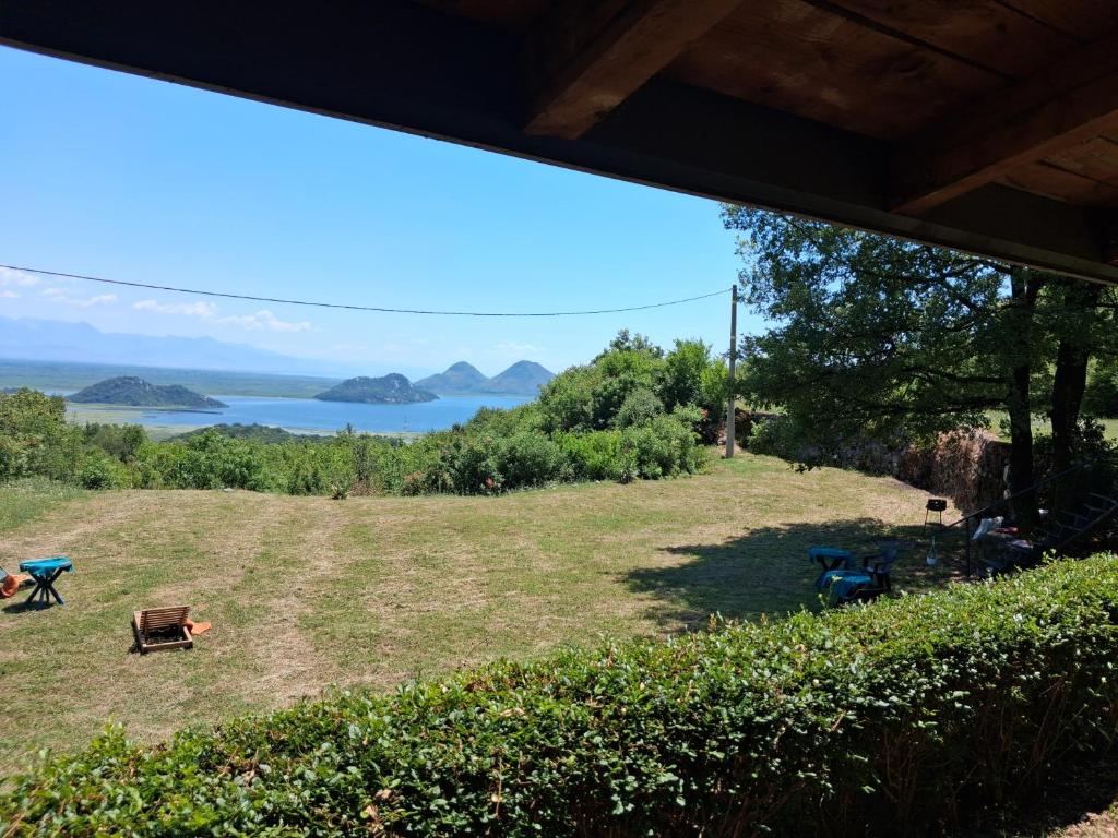 a view of a field with a view of the water at Soba in Čukovići