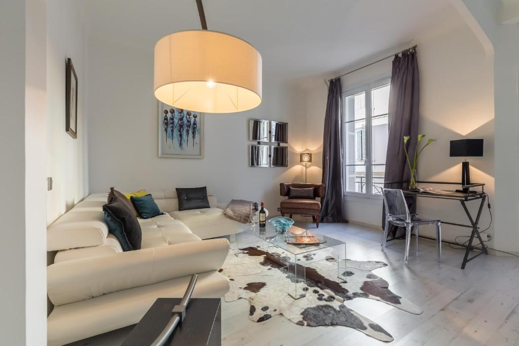 カンヌにあるCentrally located modern 2 Bed apartment in Cannes with aircon and high ceilings and modern design 696のリビングルーム(ソファ、テーブル付)