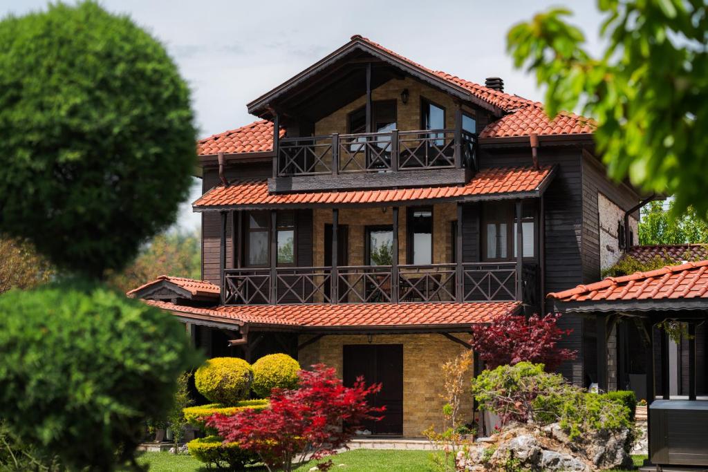 a house with a balcony on top of it at Villa Ploski in Ploski