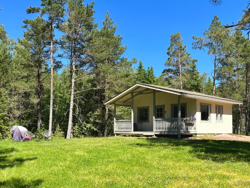 a small house in the middle of a field at Hummelviks stugan in Eckerö