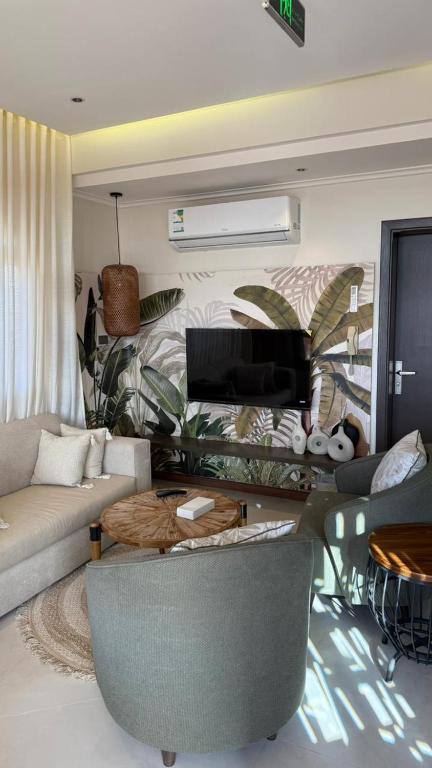 a living room with a couch and a table at سديم الفجر للنزل السياحية بيوت عطلات وشاليهات - فئه اقتصادى in Taif