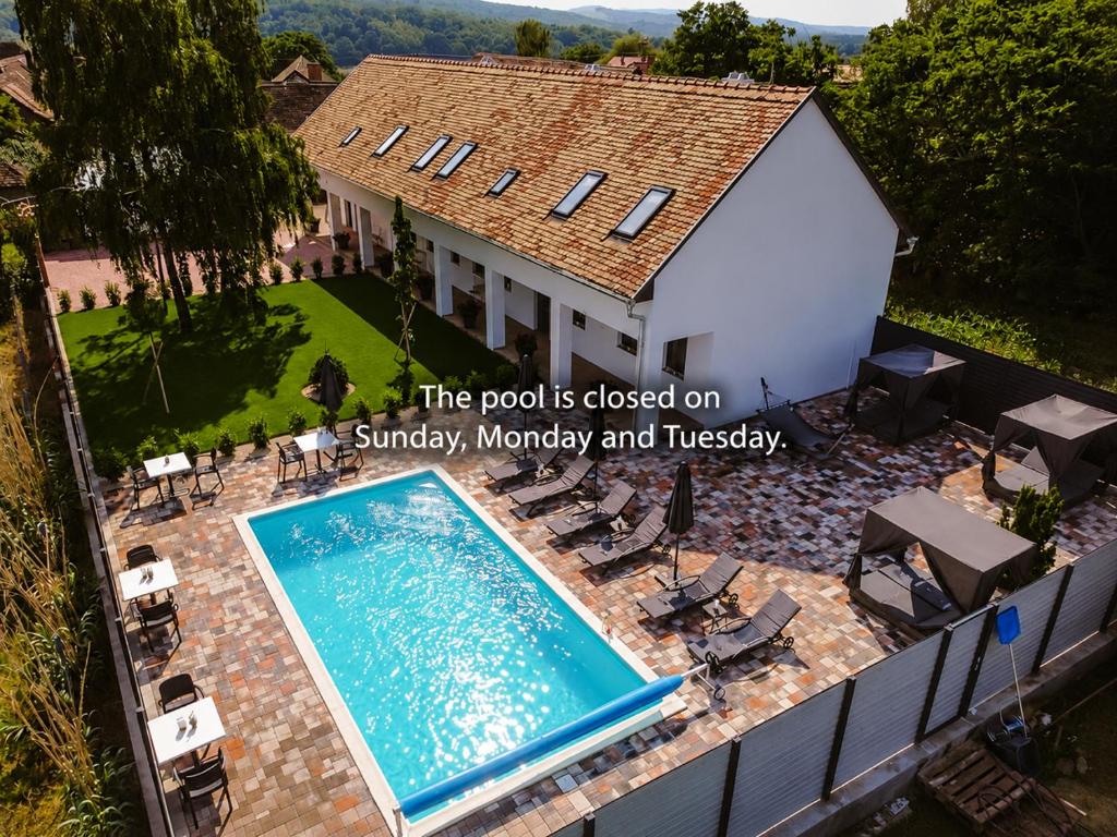 an image of a house with a swimming pool at Palkonyha Panzió Speiz Gasztroműhely in Palkonya
