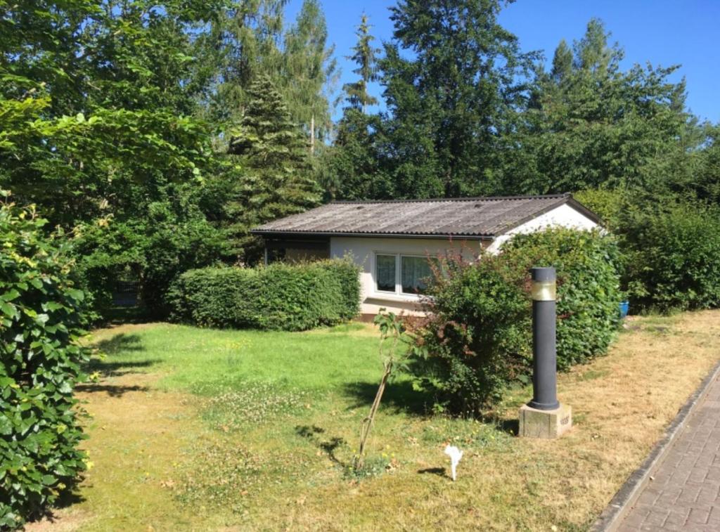 a small house with a pole in the yard at Ferienpark Wehrda in Haunetal