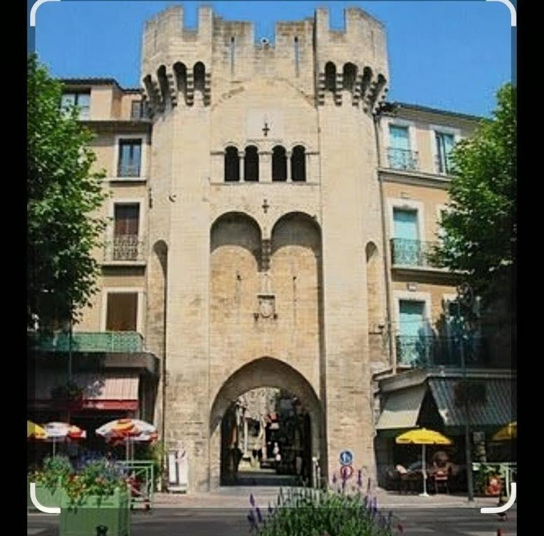 a building with an archway in front of a building at T2 dans le centre historique de Manosque in Manosque