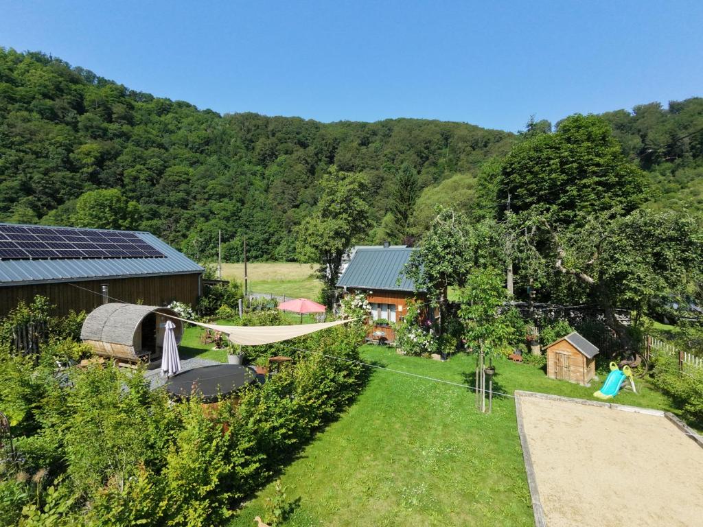 una vista aerea di un giardino con una casa di die Mühle - 4-star holiday home in Ouren a Burg-Reuland