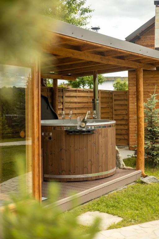 a gazebo with a sink in a yard at Bizon Cabin in Albeștii de Muscel