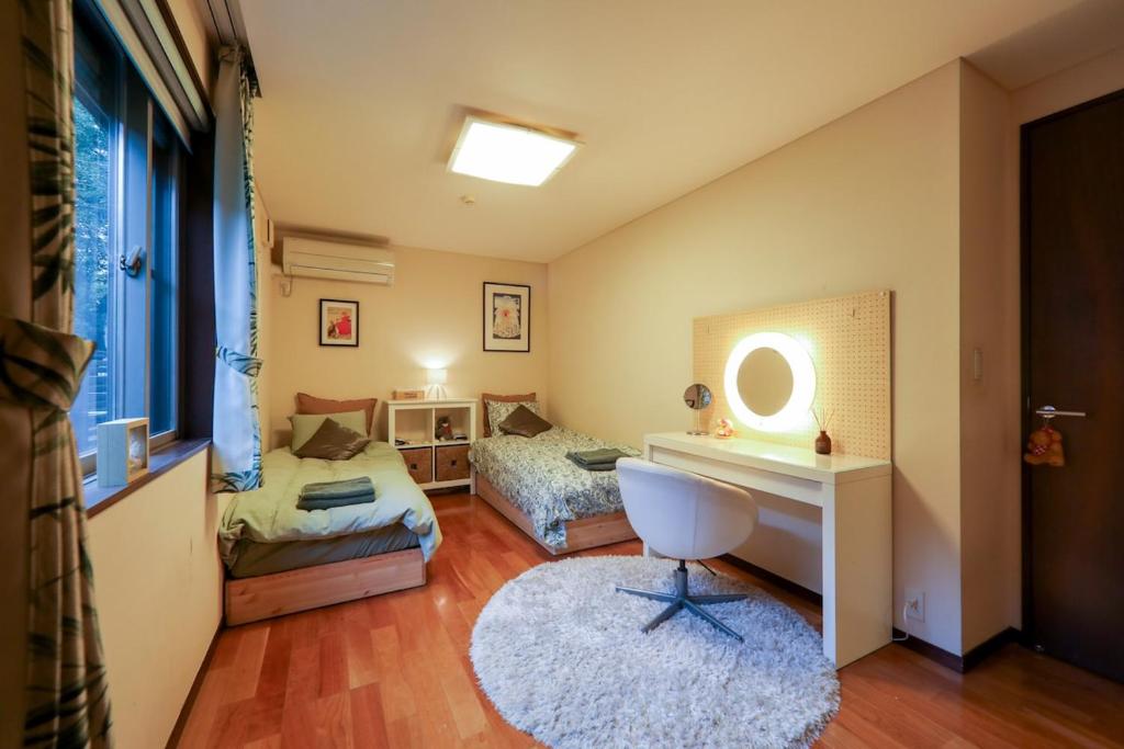 Hanegi Park Dog Lover Home Stay - near Shimokitazawa, 10 min to Shibuya下北沢 渋谷至近 羽根木公園前の邸宅犬好きな方ホームステイ