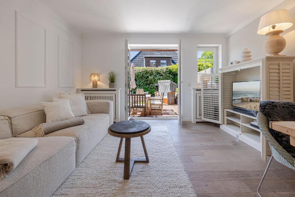 a living room with a couch and a table at Strandliebe Sylt in Westerland
