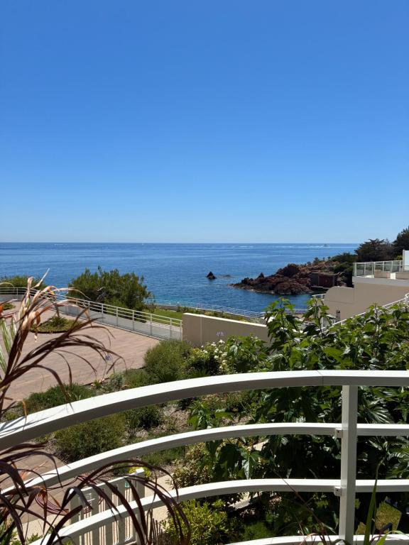 a view of the ocean from a balcony at Studio calme vue mer pieds dans l'eau in Saint-Raphaël
