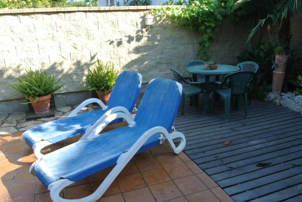 カンブリルスにあるVilla les Daliesの- パティオ(青い椅子2脚、テーブル付)