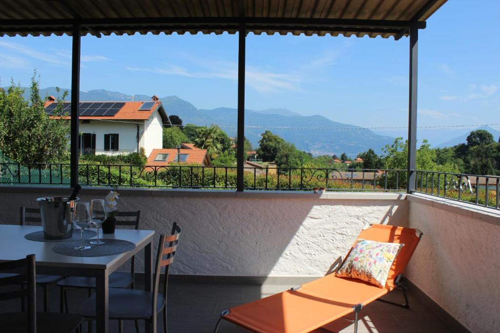 a balcony with a table and chairs and a view at CASA K2 - Lago Maggiore in Castelveccana