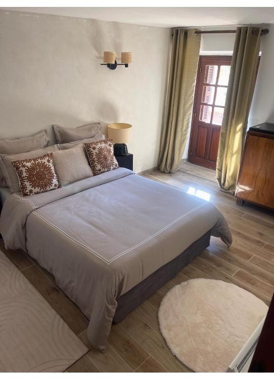 a bedroom with a large bed in a room at Di colombie in Figari