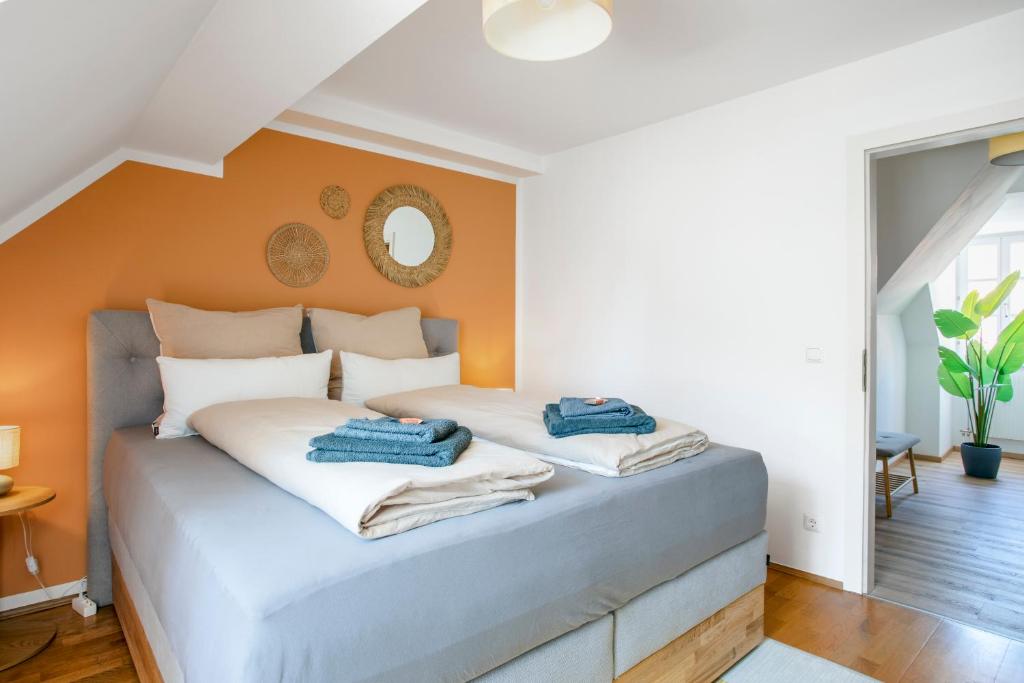 Quiet Courtyard Altstadt Suite - 3BR & Free Parking by HERO HOMES Graz