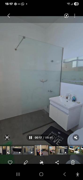 Ein Screenshot eines Badezimmers mit einem weißen Waschbecken in der Unterkunft Eagles Nest Guesthouse- Rose Lily Suite 2 in Ḩaşrūn al Jadīdah