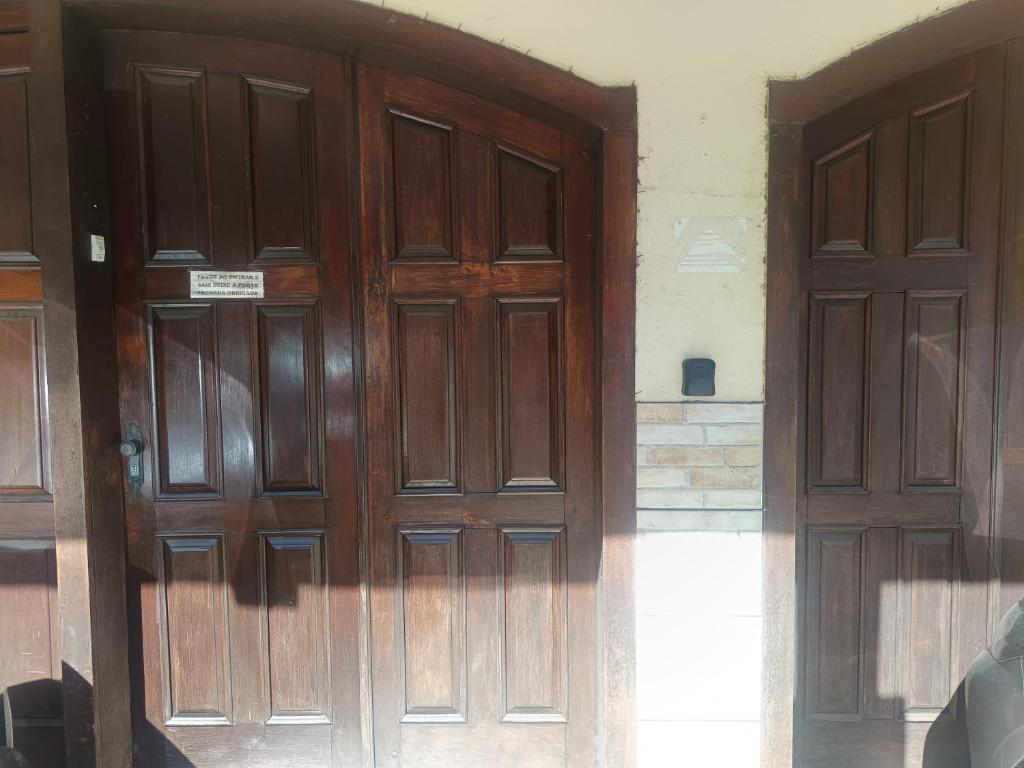a pair of wooden doors in a building at Vista do pico Itacolomi in Ouro Preto