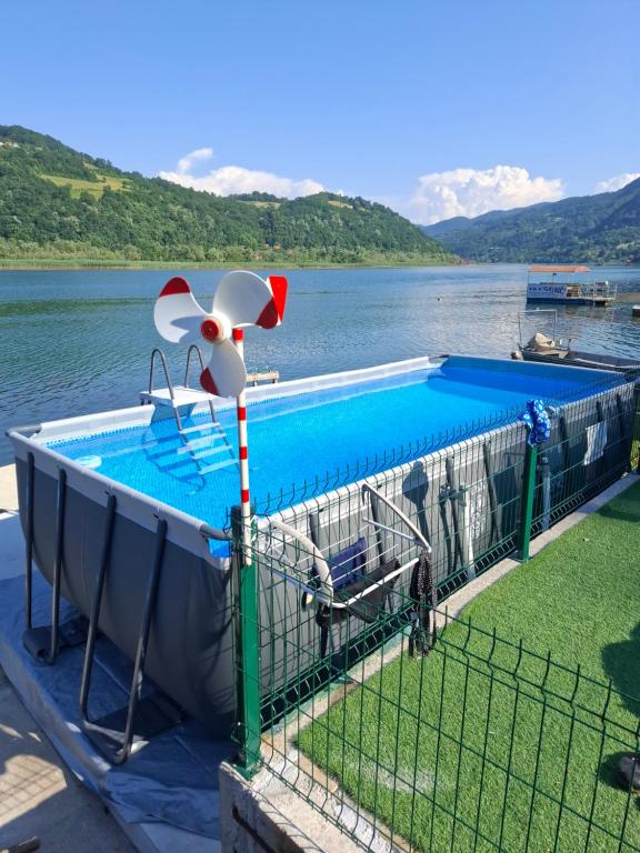a large swimming pool on the side of a lake at Kuća za odmor Drina in Zvornik