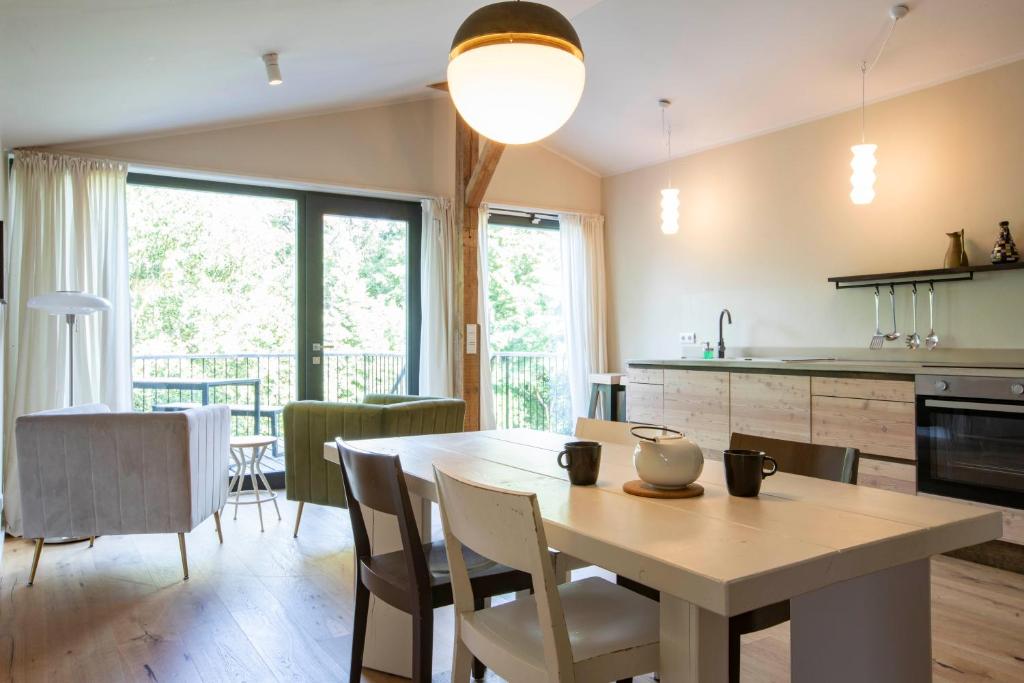 a kitchen and dining room with a table and chairs at Fewo im Naturschutzgebiet, mit großem Balkon in Templin