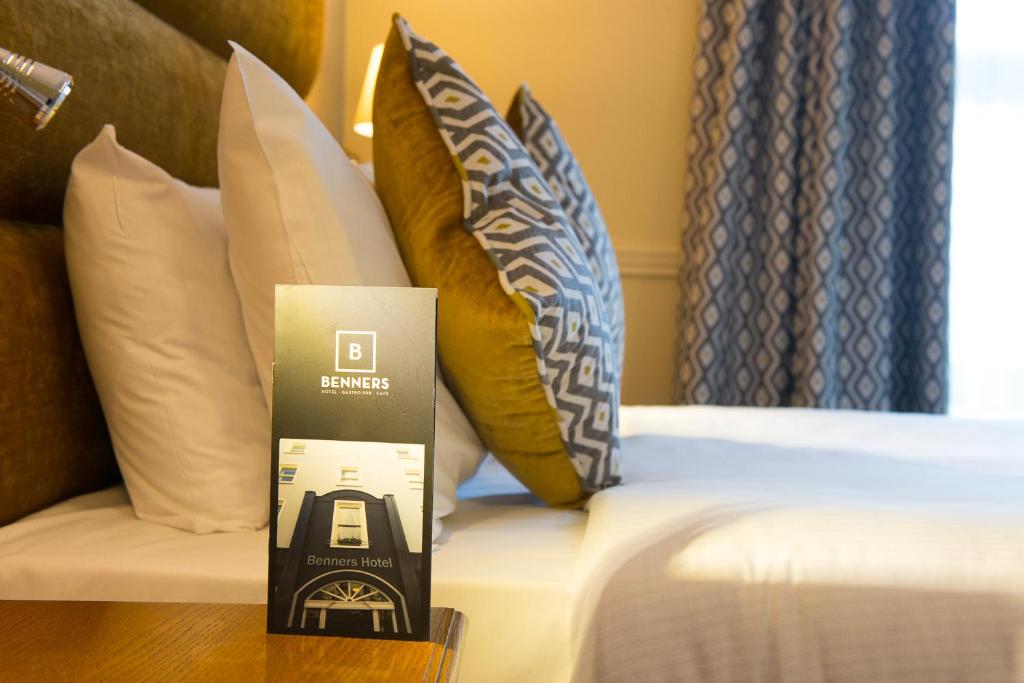 Postel nebo postele na pokoji v ubytování Tralee Benners Hotel