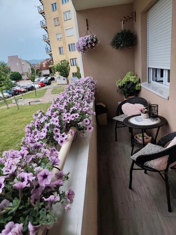 a balcony with flowers on the side of a building at Apartman LARA in Pirot