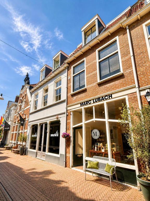 eine weiße Bank vor einem Backsteingebäude in der Unterkunft La Rive in Enschede