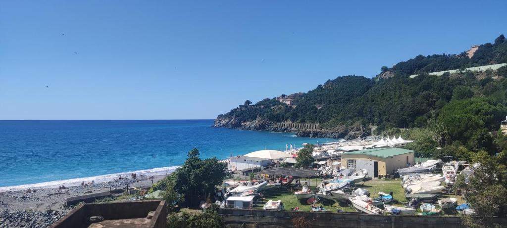 a view of a beach and the ocean at La Petite in Cogoleto