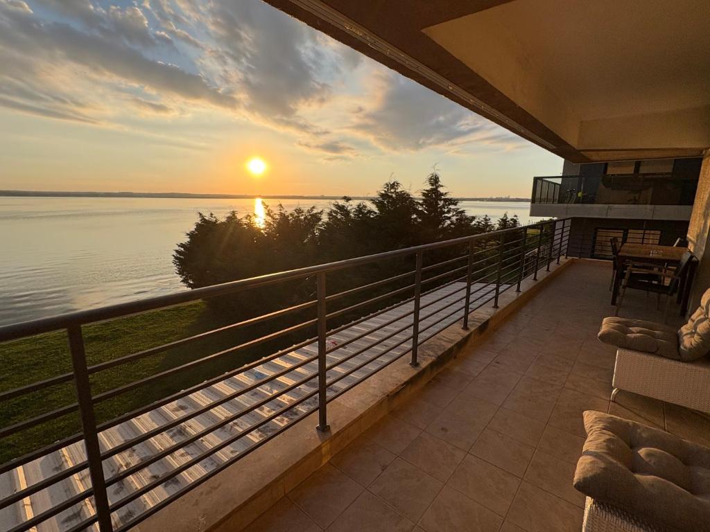 a balcony of a house with a view of the water at Apartament Summerland Mamaia Nord in Mamaia