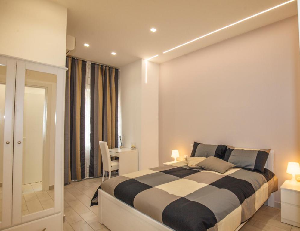 ein Schlafzimmer mit einem großen Bett und einem Tisch in der Unterkunft B&B Il Porto in Neapel