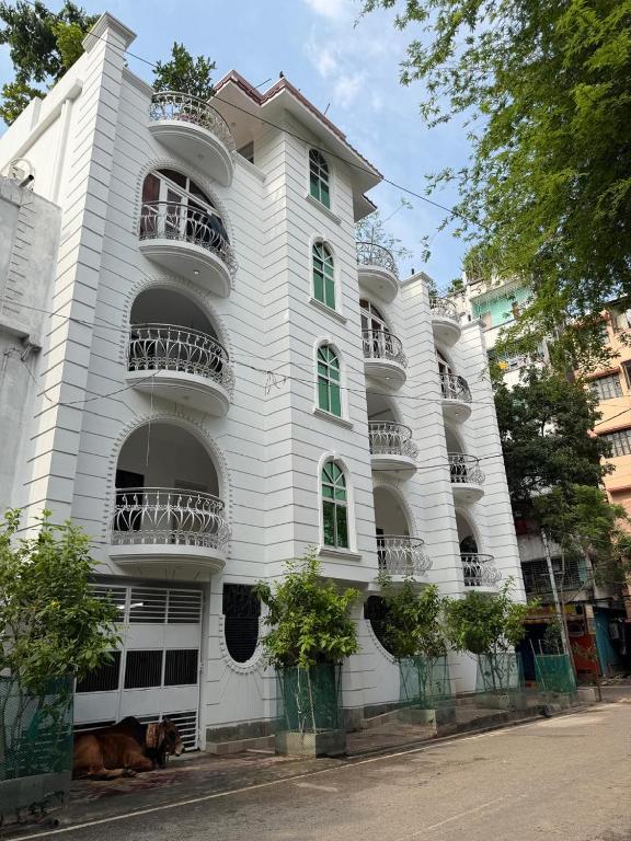 a white building with a dog sitting in front of it at Kakon Madbor in Sekerkalsi