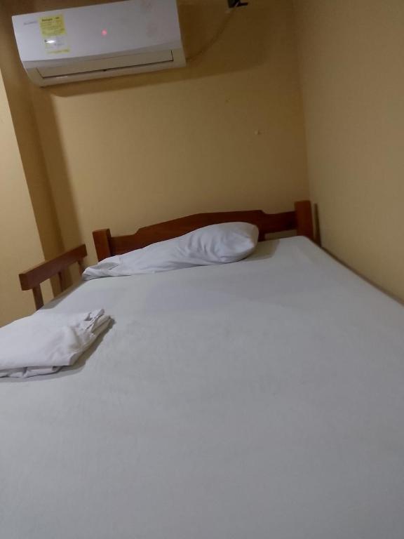 a bedroom with two beds with white sheets at Habitaciones centro Coquerita in Coveñas