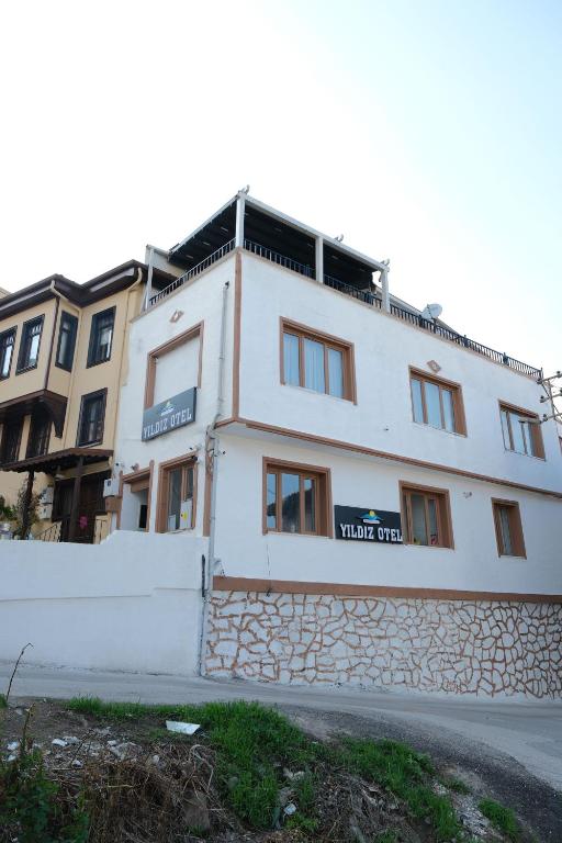 a white building on the side of a street at Mudanya Yıldız Otel in Mudanya