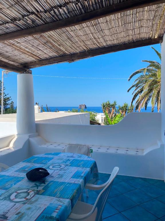 Ein Tisch und Stühle auf einem Balkon mit Blick auf das Meer in der Unterkunft Casa K2 Stromboli in Stromboli