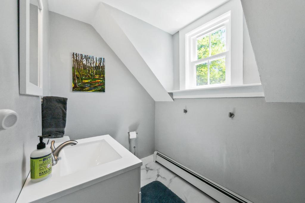 Modern Cozy Apt Hiking Skiing Touring 2nd Floor photo