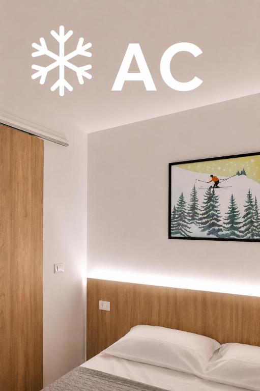 una camera da letto con un letto e una TV a parete di Hotel Brivio a Milano