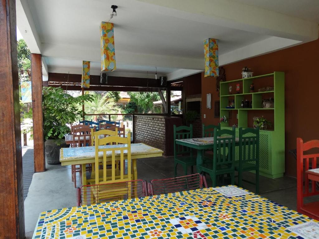 Um restaurante ou outro lugar para comer em Pousada Das Araras