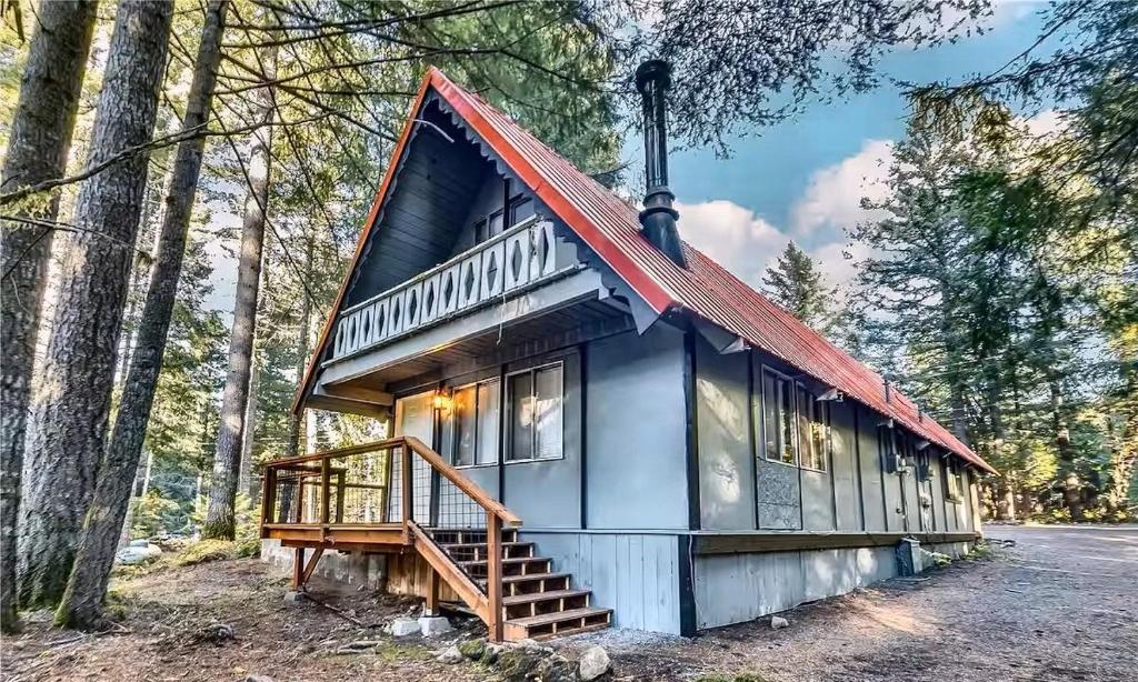 eine Hütte im Wald mit einem roten Dach in der Unterkunft Tiny Timber in Packwood