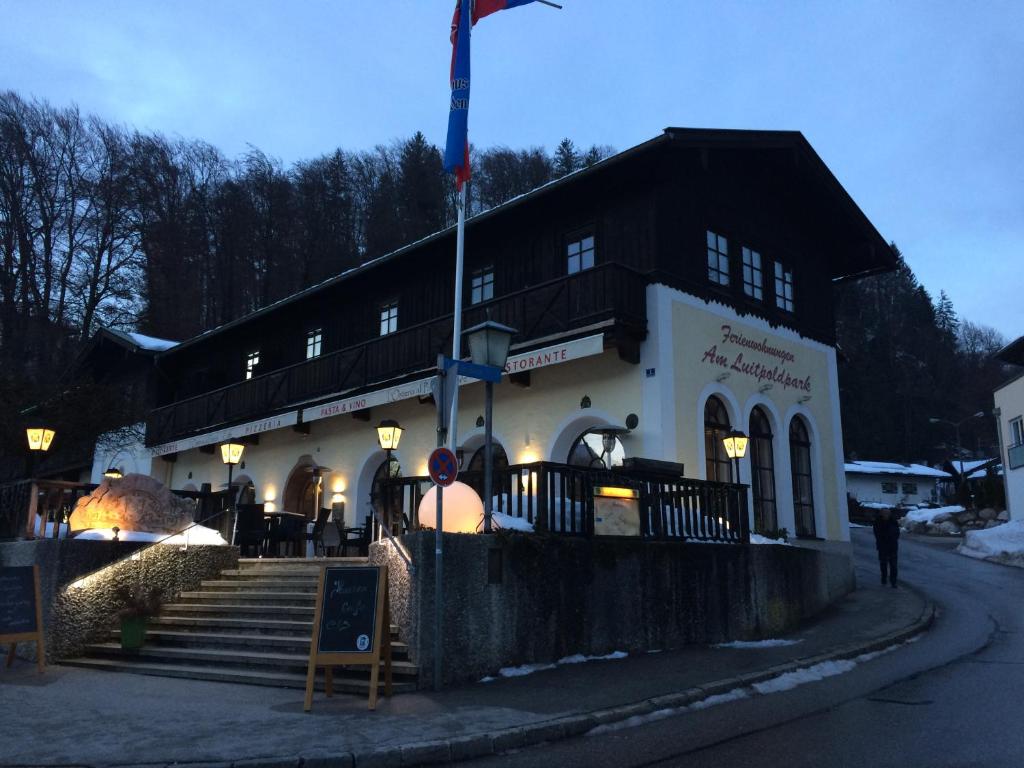 un bâtiment doté d'un drapeau devant lui dans l'établissement Ferienwohnungen am Luitpold, à Berchtesgaden